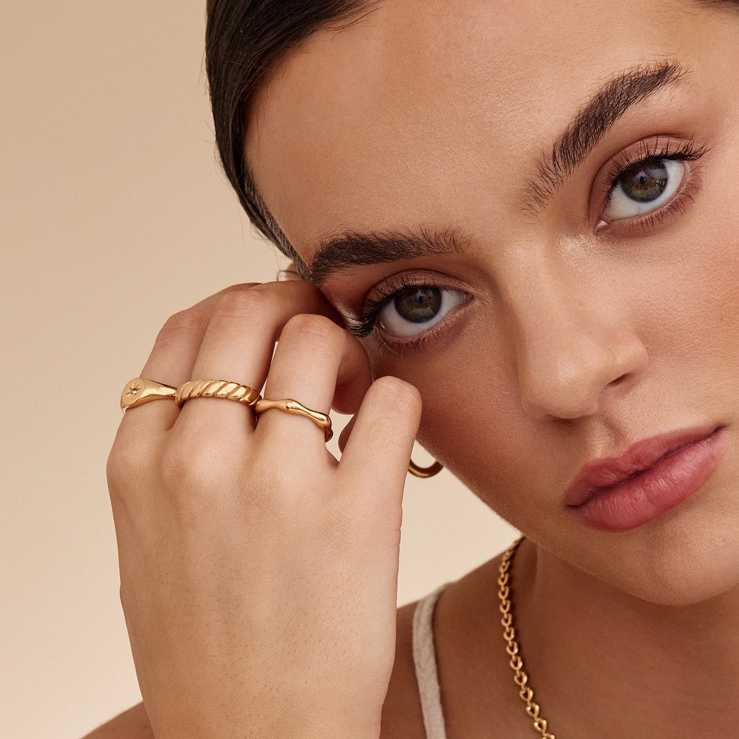 Gedurfde Twist Ring: Een stoer, modern statement