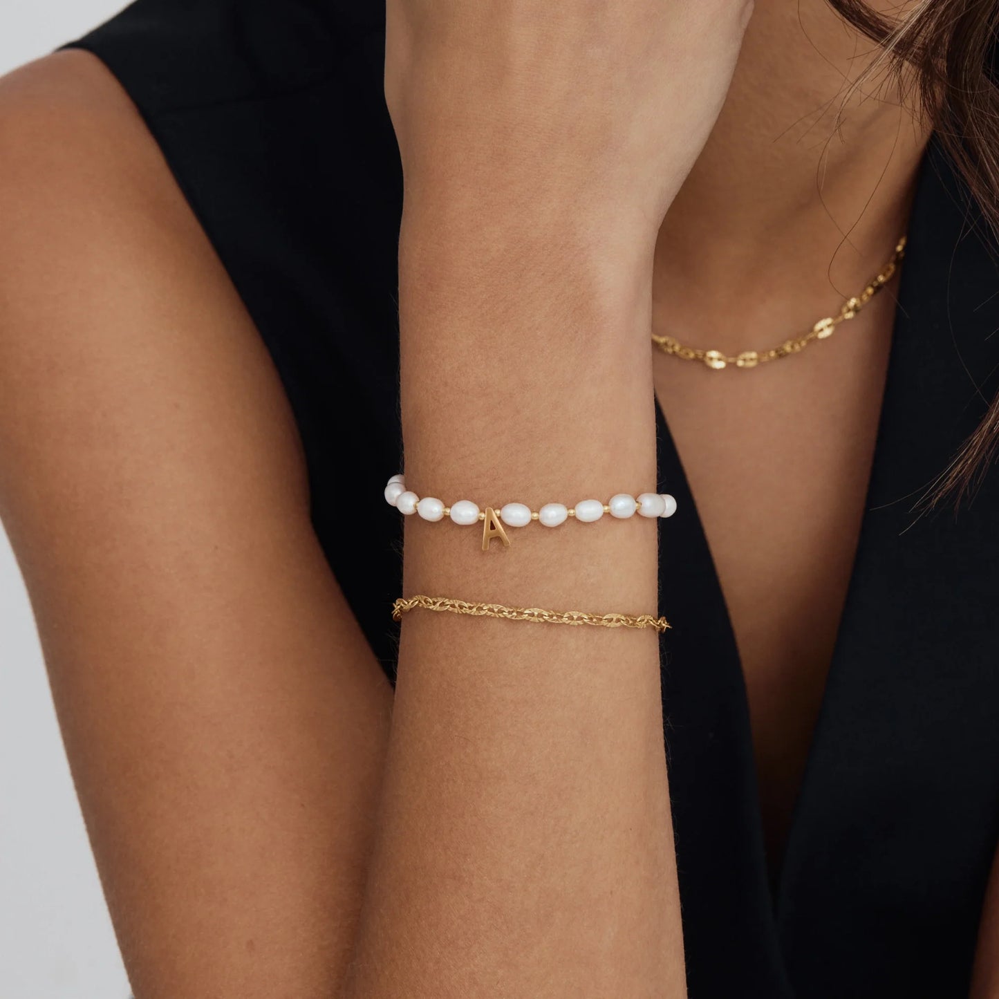 Elegante parelbedelarmband met initiaal