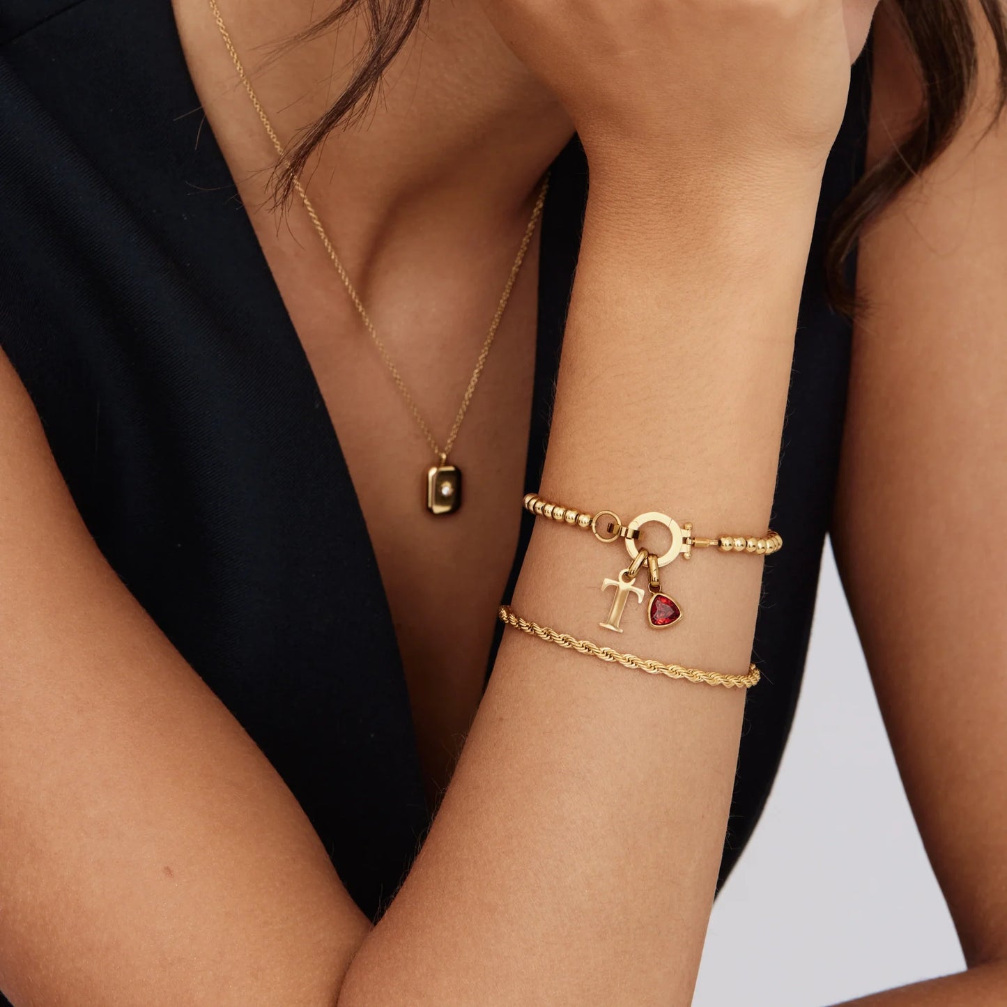 Gepersonaliseerde kralenarmband met geboortesteen en initiaalbedel