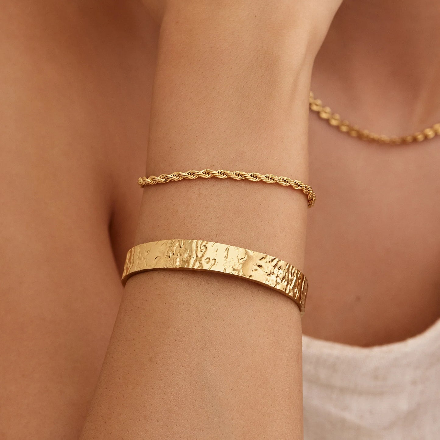 Gedurfde, robuuste manchetarmband met textuur - Statement-sieraden