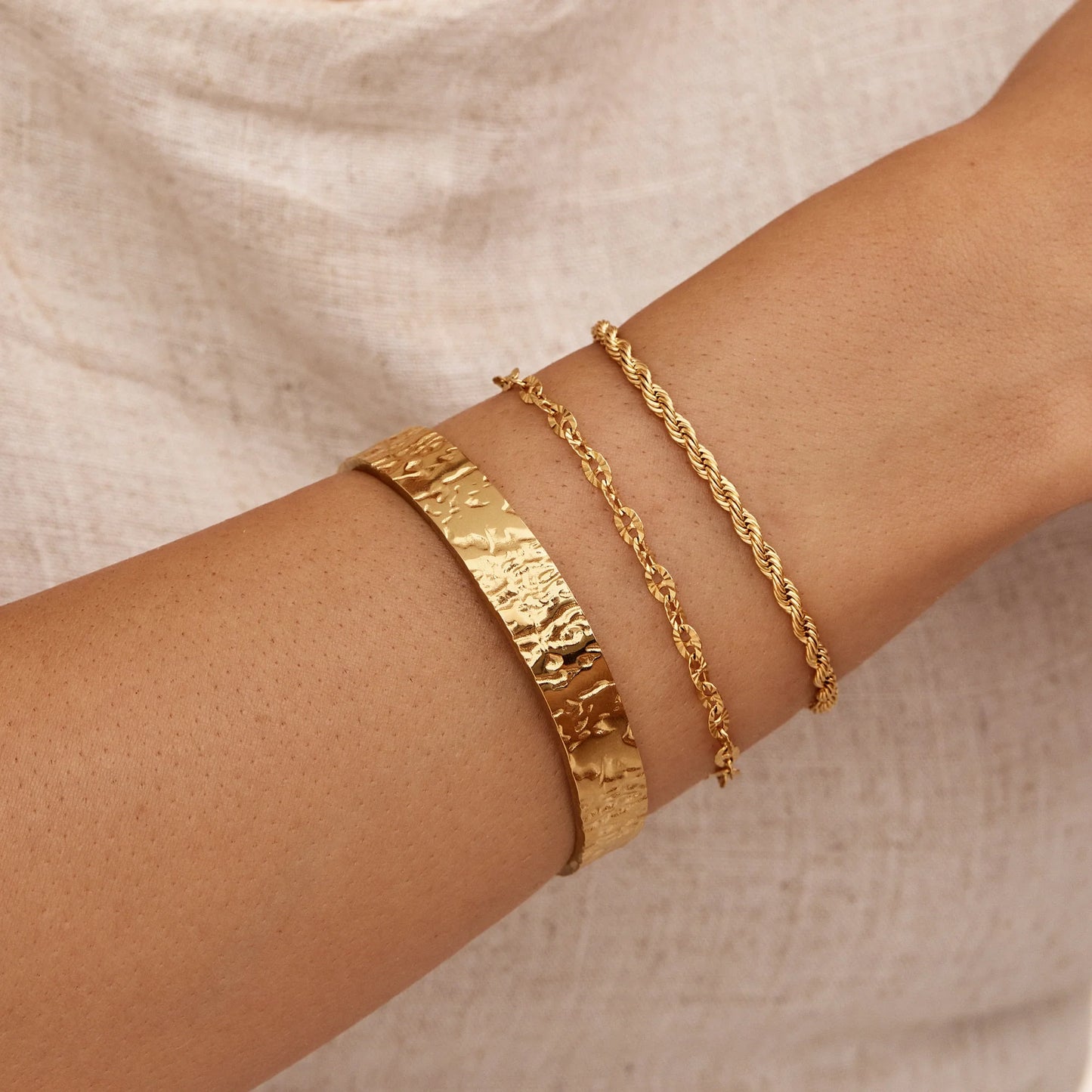 Gedurfde, robuuste manchetarmband met textuur - Statement-sieraden