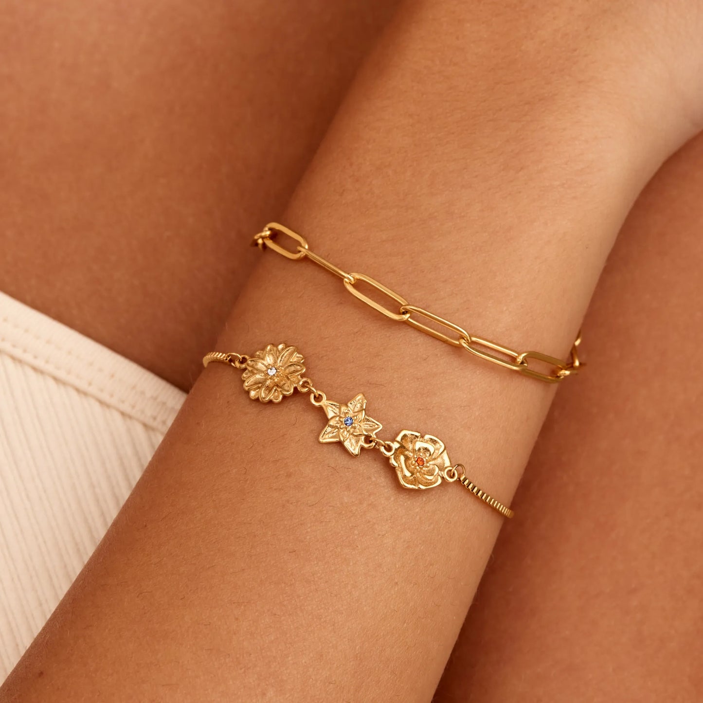 Op maat gemaakte bedelarmband met geboortebloem — Personaliseer met jouw geboortebloem
