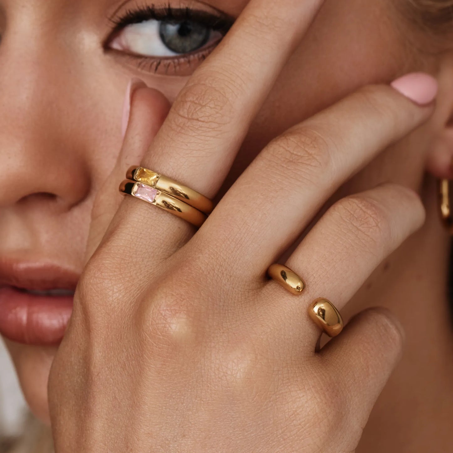 Ring met open vorm — Strakke, eigentijdse sieraden met een open ontwerp