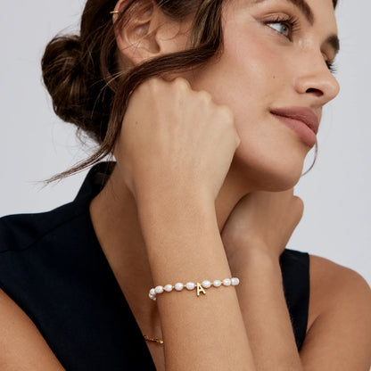 Elegante parelbedelarmband met initiaal