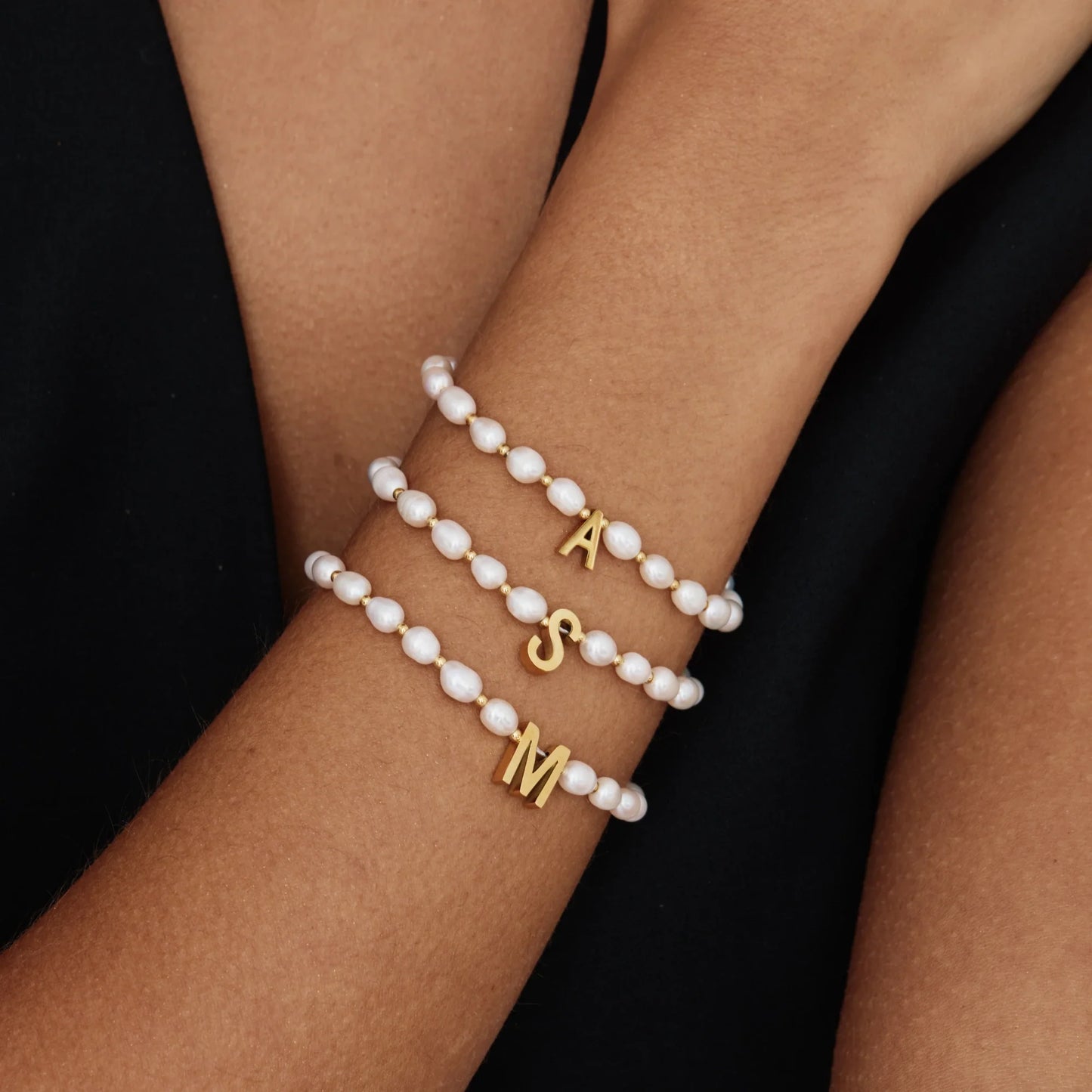 Elegante parelbedelarmband met initiaal