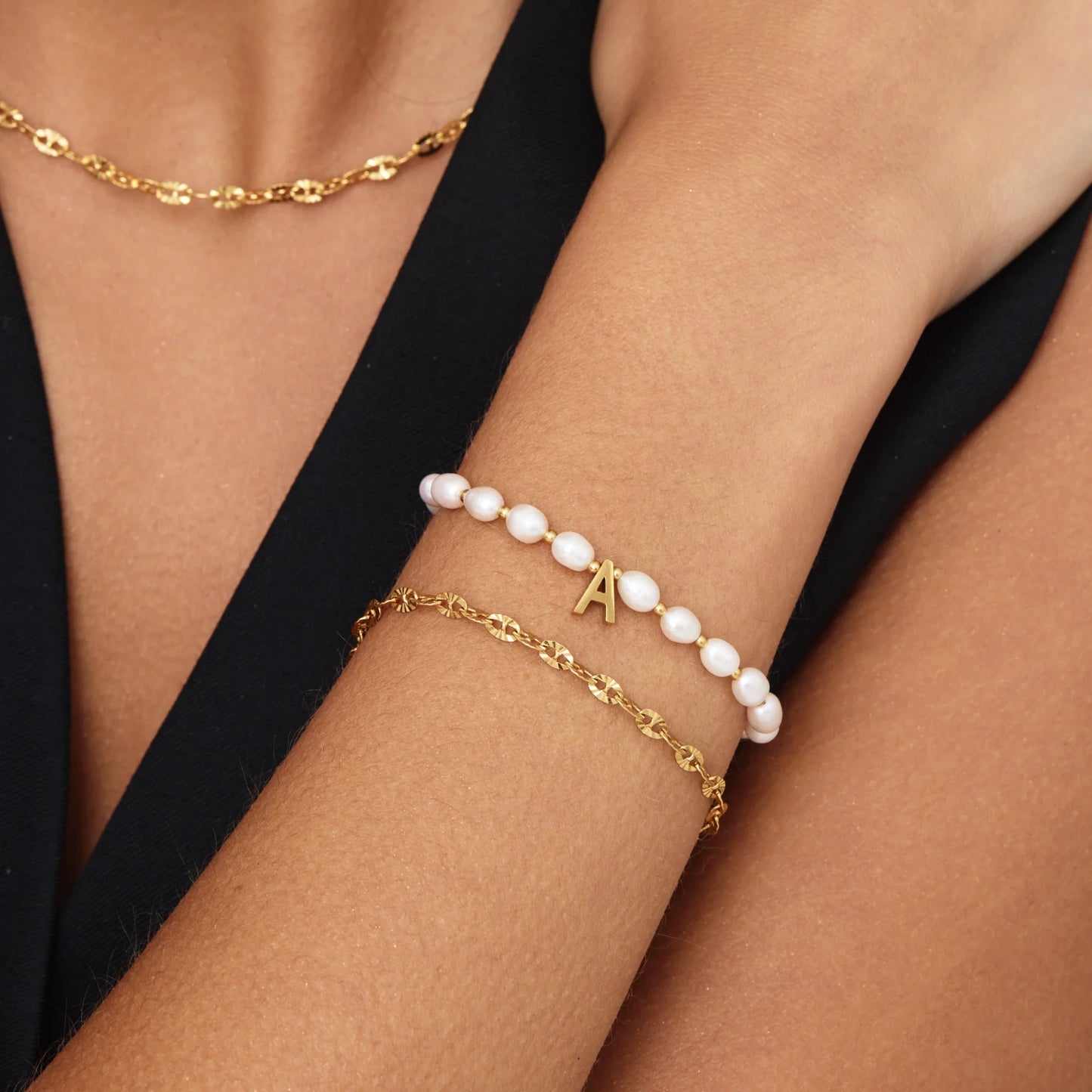 Elegante parelbedelarmband met initiaal