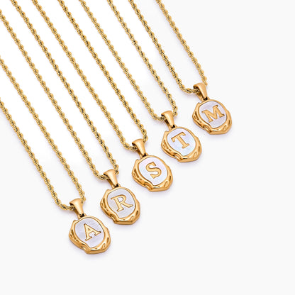 Elegante parelketting met initialenhanger