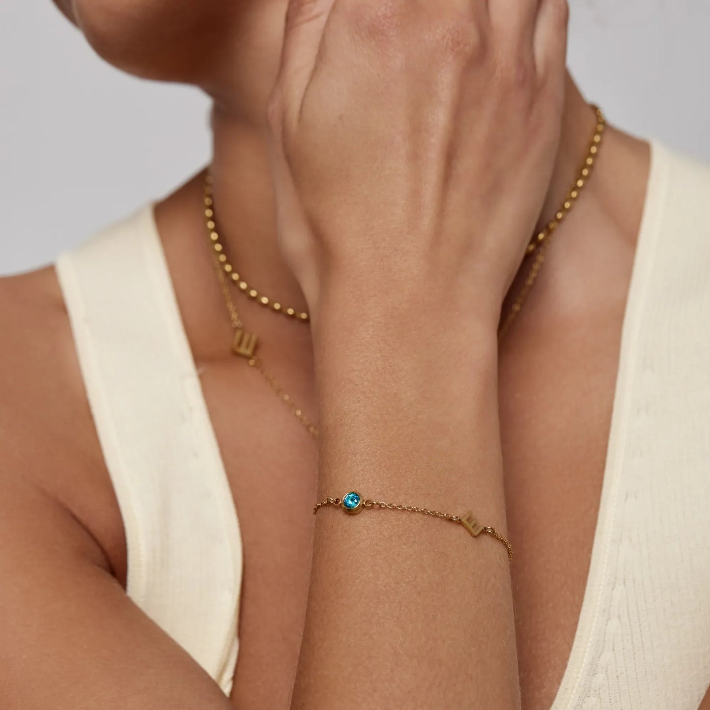 Gepersonaliseerde armband met geboortesteen in zijzetting en initialen