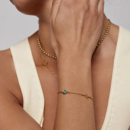 Gepersonaliseerde armband met geboortesteen in zijzetting en initialen