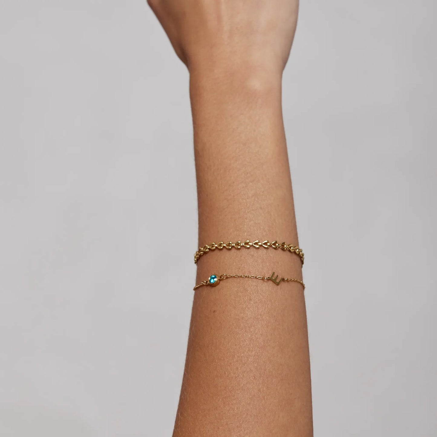 Gepersonaliseerde armband met geboortesteen in zijzetting en initialen