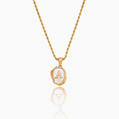 Elegante parelketting met initialenhanger