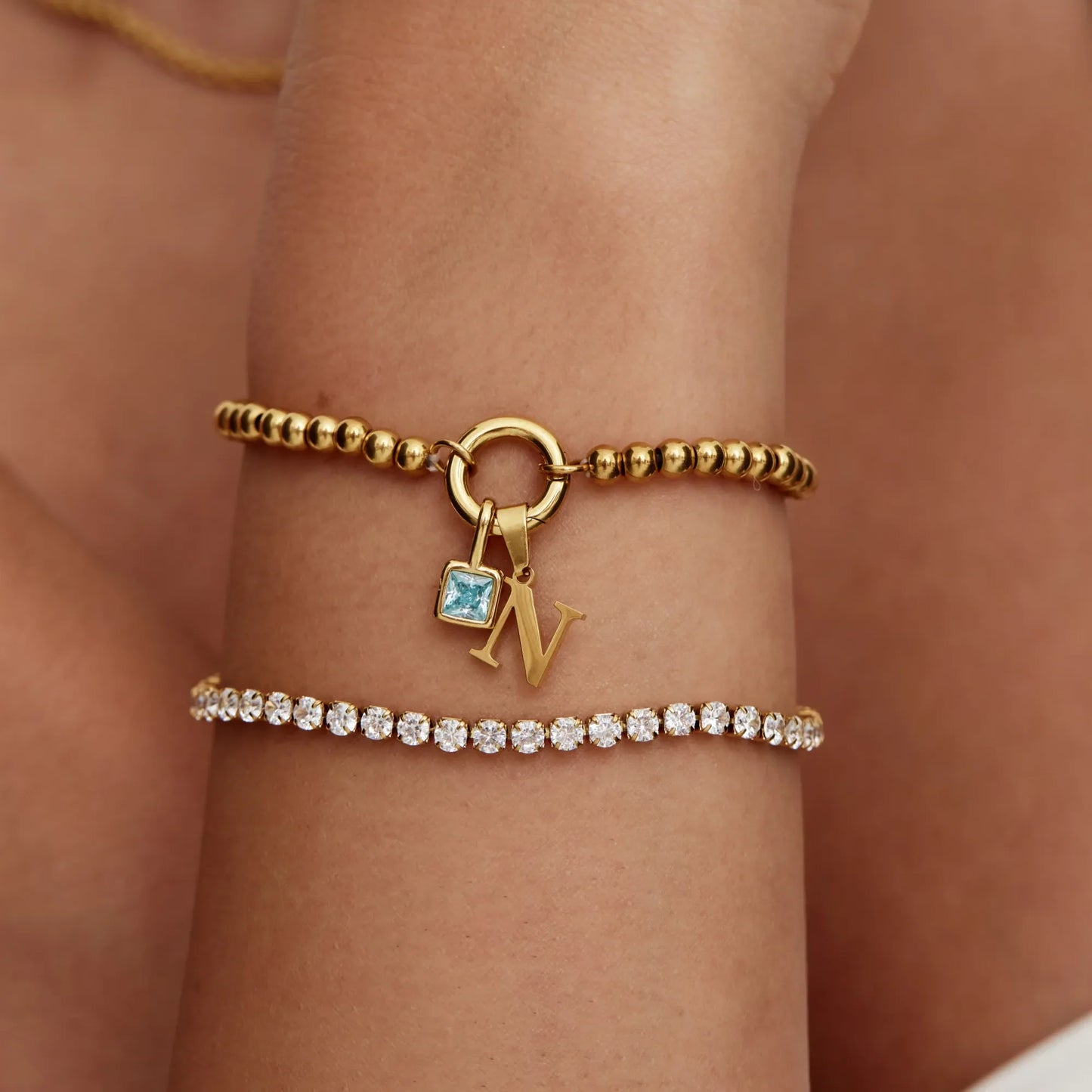 Gepersonaliseerde kralenarmband met initiaal en geboortesteen