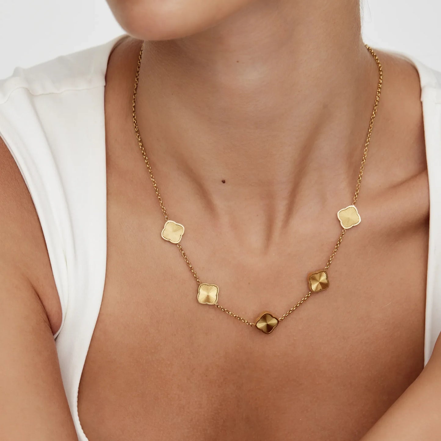 Klavertjevier hangerketting met zonnestraalmotief