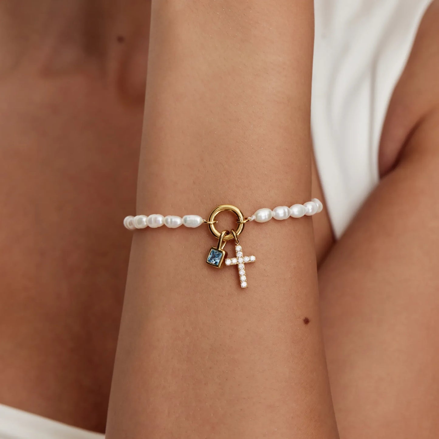 Elegante parel geboortesteen kruisbedelarmband