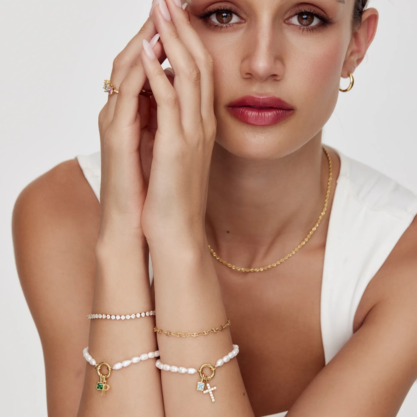 Elegante parel geboortesteen kruisbedelarmband