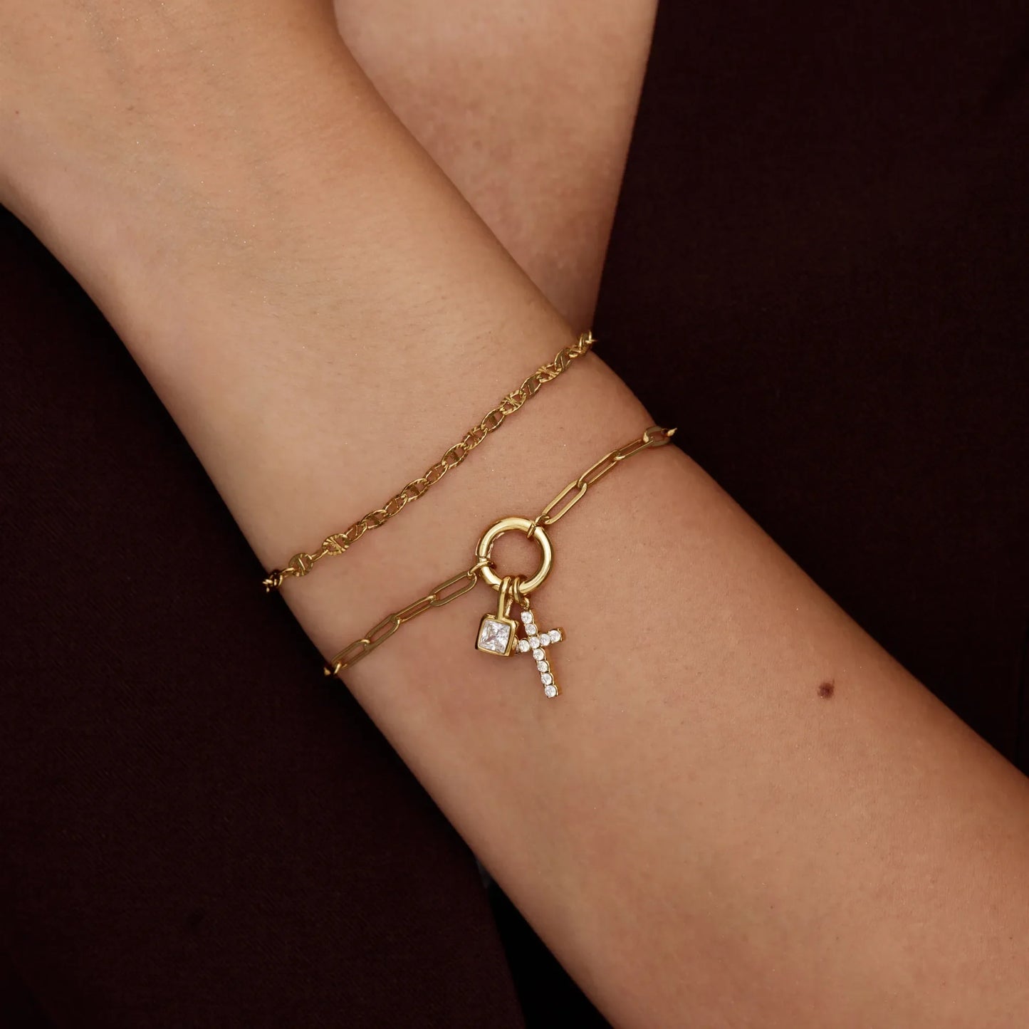 Chique paperclip-armband met kruisbedel