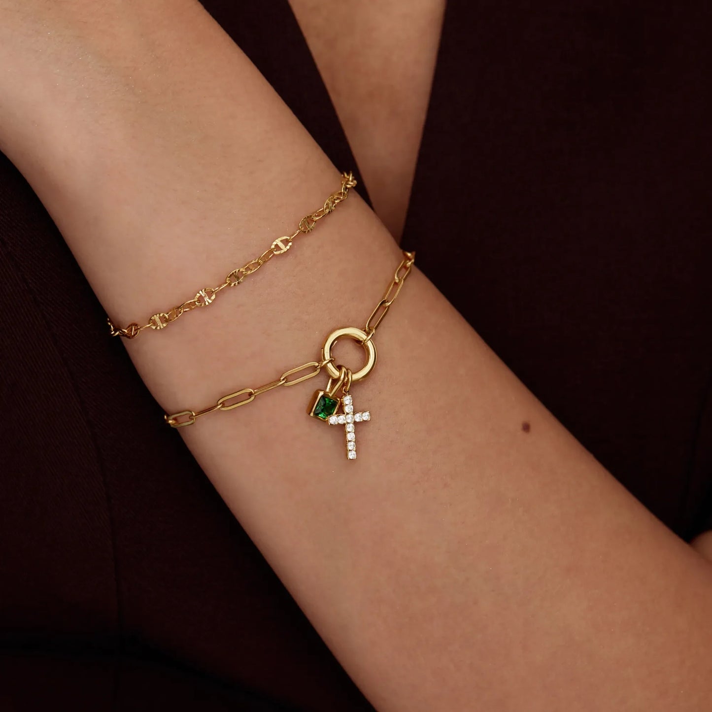 Chique paperclip-armband met kruisbedel