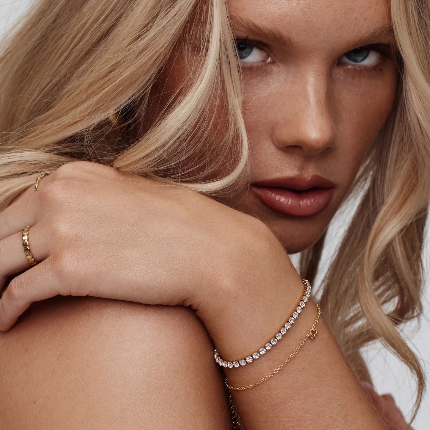Delicaat cursieve initialenarmband
