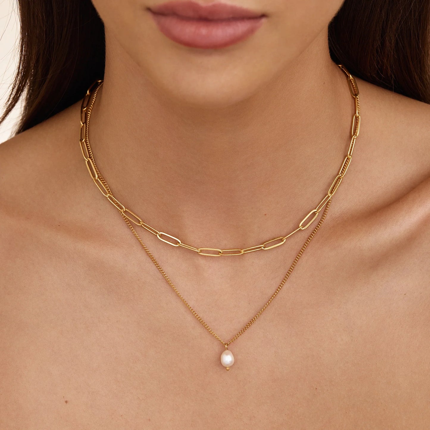 Gelaagde paperclip-ketting met parelhang