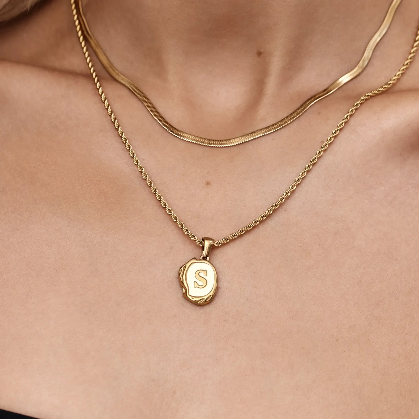 Elegante parelketting met initialenhanger