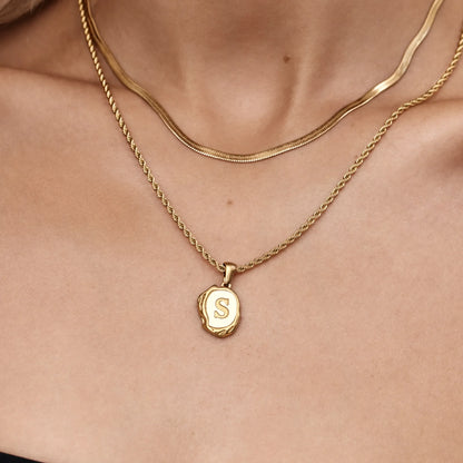 Elegante parelketting met initialenhanger