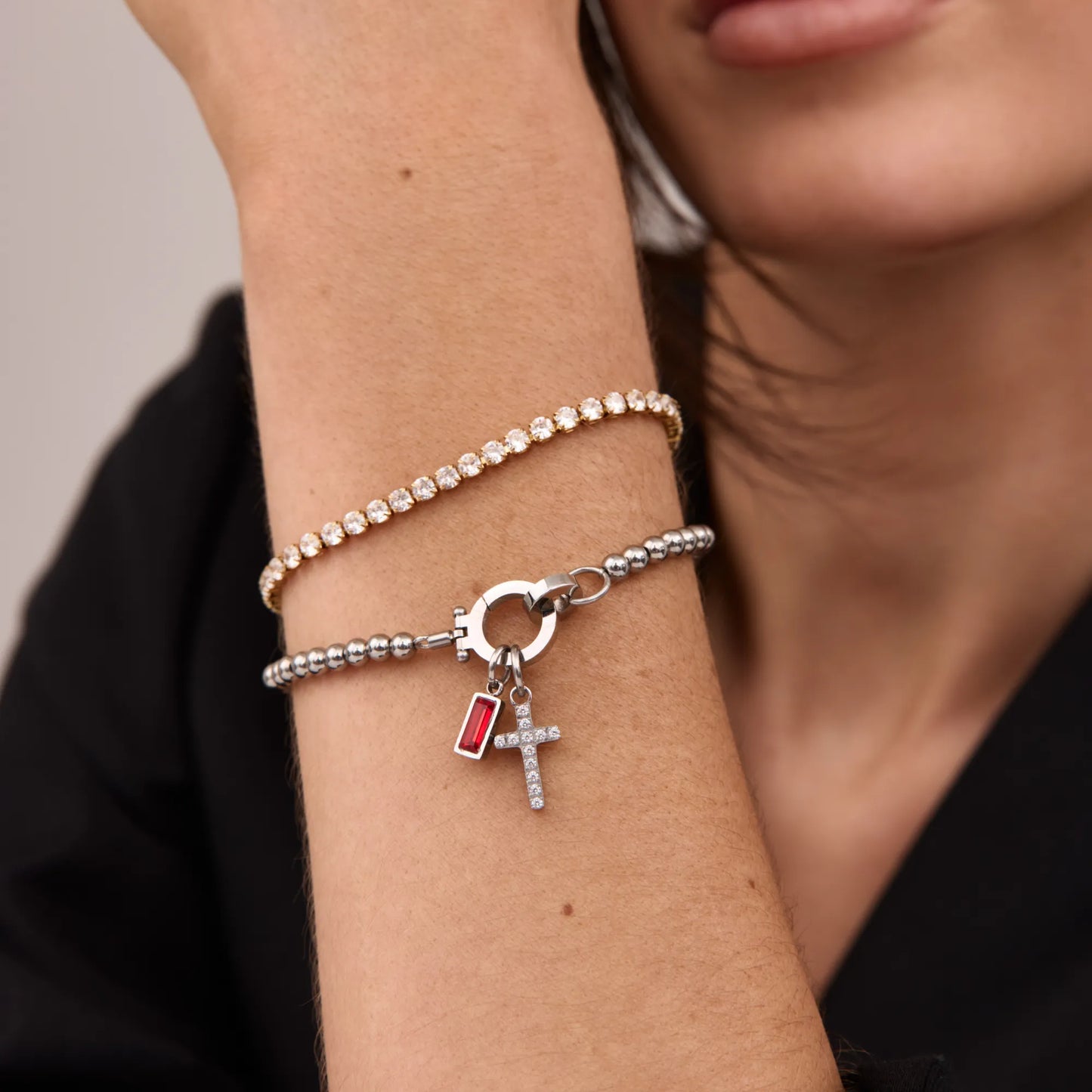 Elegante kralenarmband met kruisbedel en geboortesteen