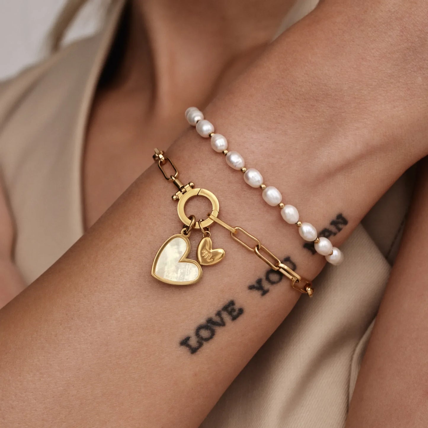 Fijne paperclip armband met twee harten en initialen