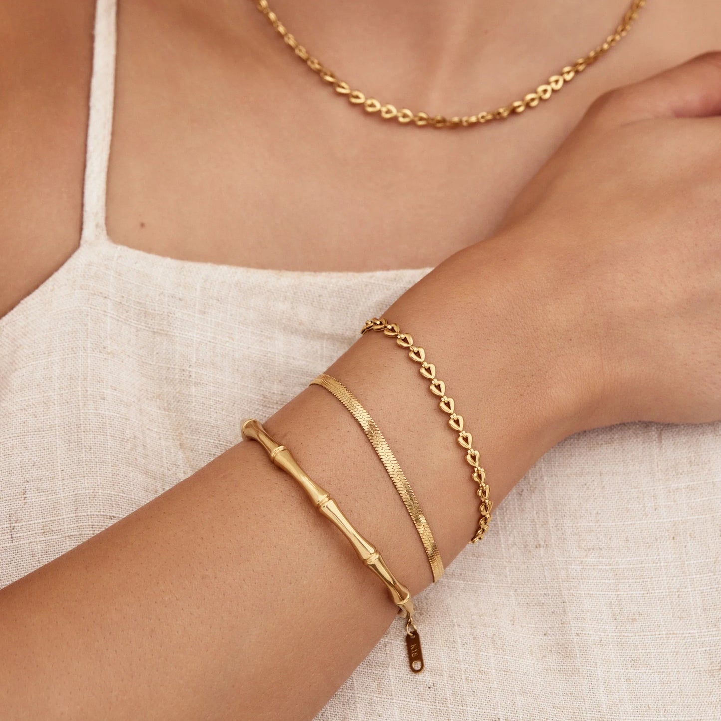 Fijne armband met hartjesketting