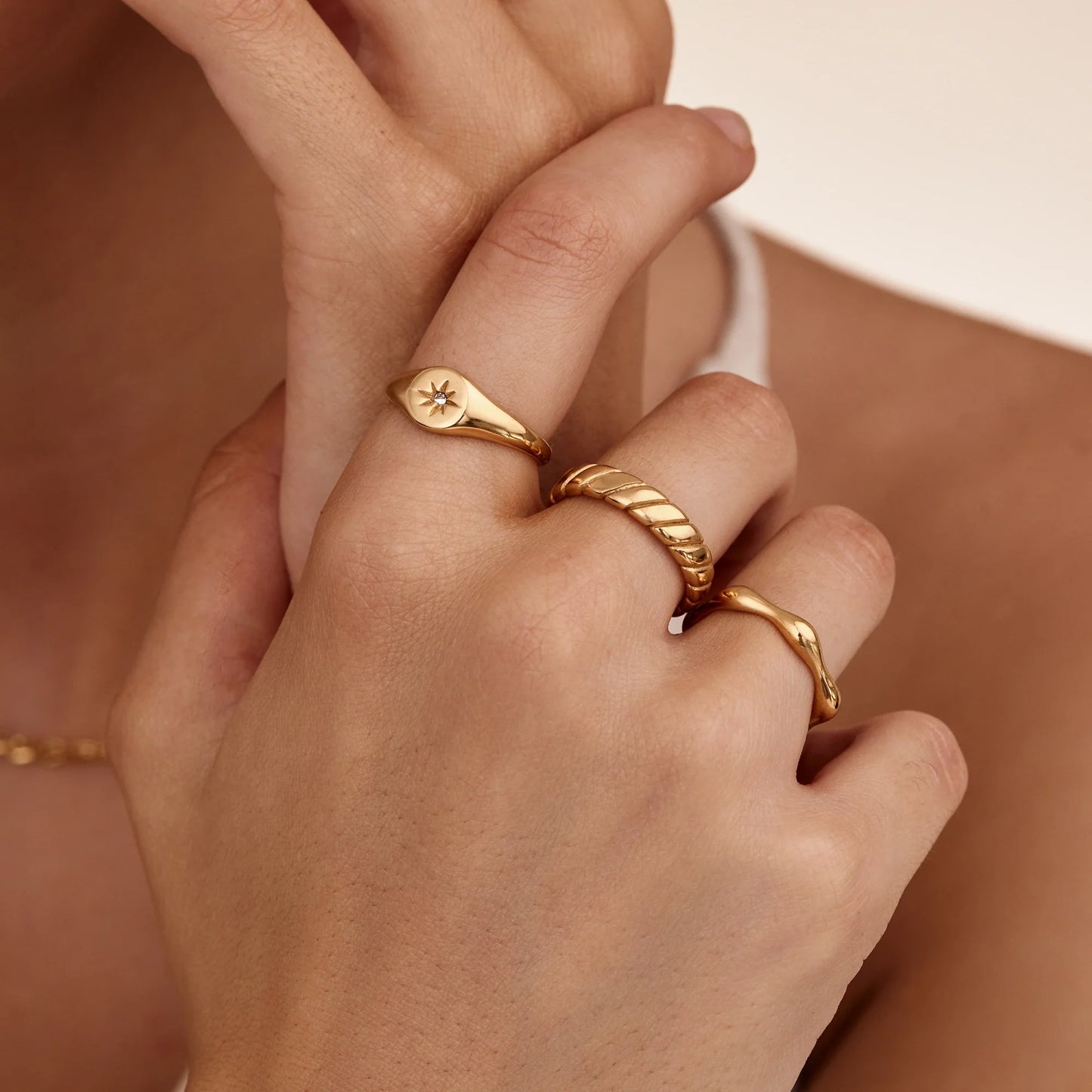 Gedurfde Twist Ring: Een stoer, modern statement